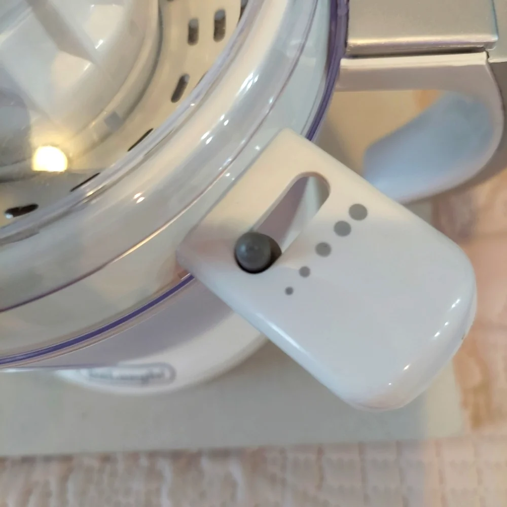 DeLonghi citrus juicer White